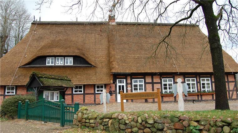Niedersachsenhaus in Bramstedt frisch saniert Das 244 Jahre alte Niedersachsenhaus in Bramstedt ist ein Juwel. Im Herbst 2022 ist das Reetdach komplett erneuert worden. Foto: Heß