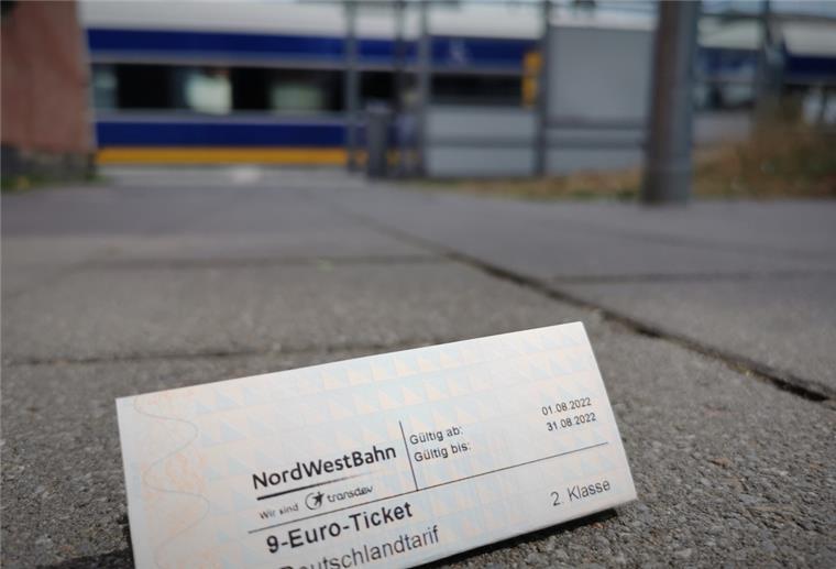 Mehr Fahrgäste in der Region durch das 9-Euro-Ticket Ein 9-Euro-Ticket liegt auf einem Bahnsteig.