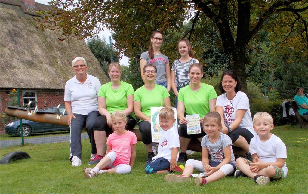 Das Abnahmeteam des "Mini-Sportabzeichens" mit einigen der "Mini-...