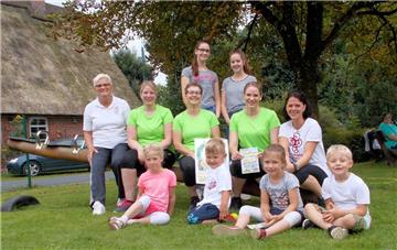 Das Abnahmeteam des "Mini-Sportabzeichens" mit einigen der "Mini-...