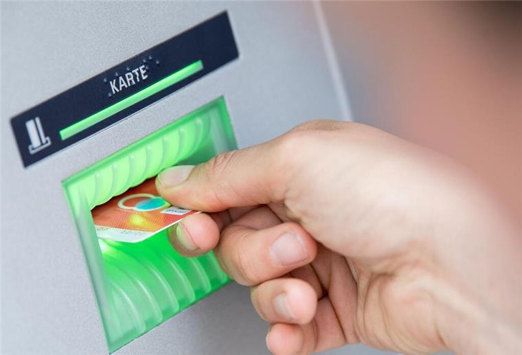 Parkgebühren am Diakonieklinikum Rotenburg jetzt digital und kontaktlos zahlbar Ein Mann steckt eine EC-Karte in einen Geldautomaten.