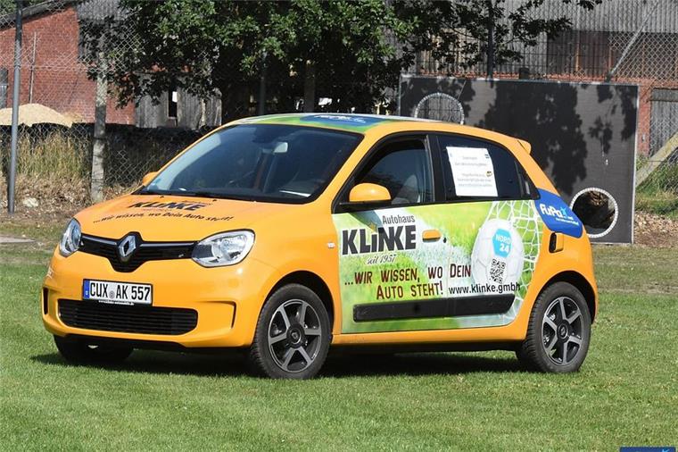 Hier steht das Klinke-Auto am Wochenende Das Aktionsauto steht jede Woche auf einem anderen Fußballplatz.