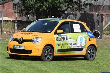 Das Aktionsauto steht jede Woche auf einem anderen Fußballplatz.