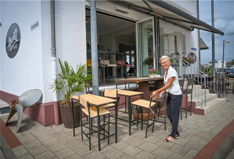 Eröffnung trotz Corona: Bremerhavener Wirtin beweist Mut Das „Alberts am Platz“ hat große Fenster und einen direkten Blick auf die Kaje und die Schiffe: Mitten in der Pandemie hat sich Melanie Barck-Iqbal ihren Lebenstraum vom eigenen Bistro erfüllen können. Der Außenbereich ist momentan natürlich gefragt.