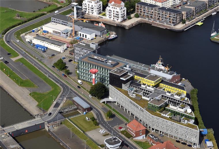 Das Alfred-Wegener-Institut an der Doppelschleuse. Im Hintergrund beim Kran ist die aktuelle Baustelle zu sehen.