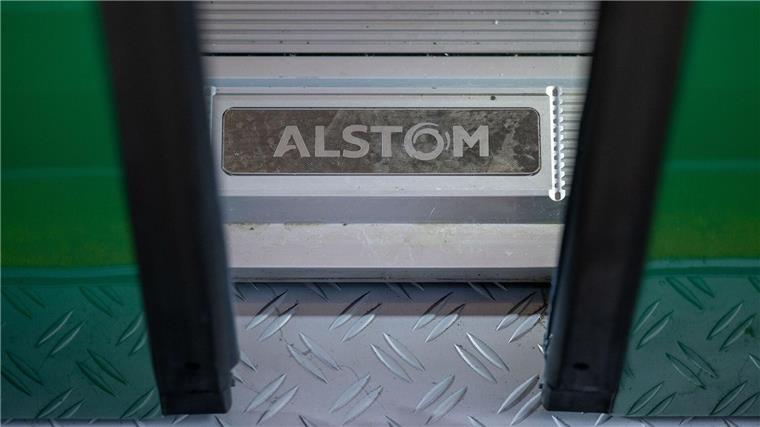 Das Alstom Logo ist auf der Schwelle eines Zuges zu sehen.