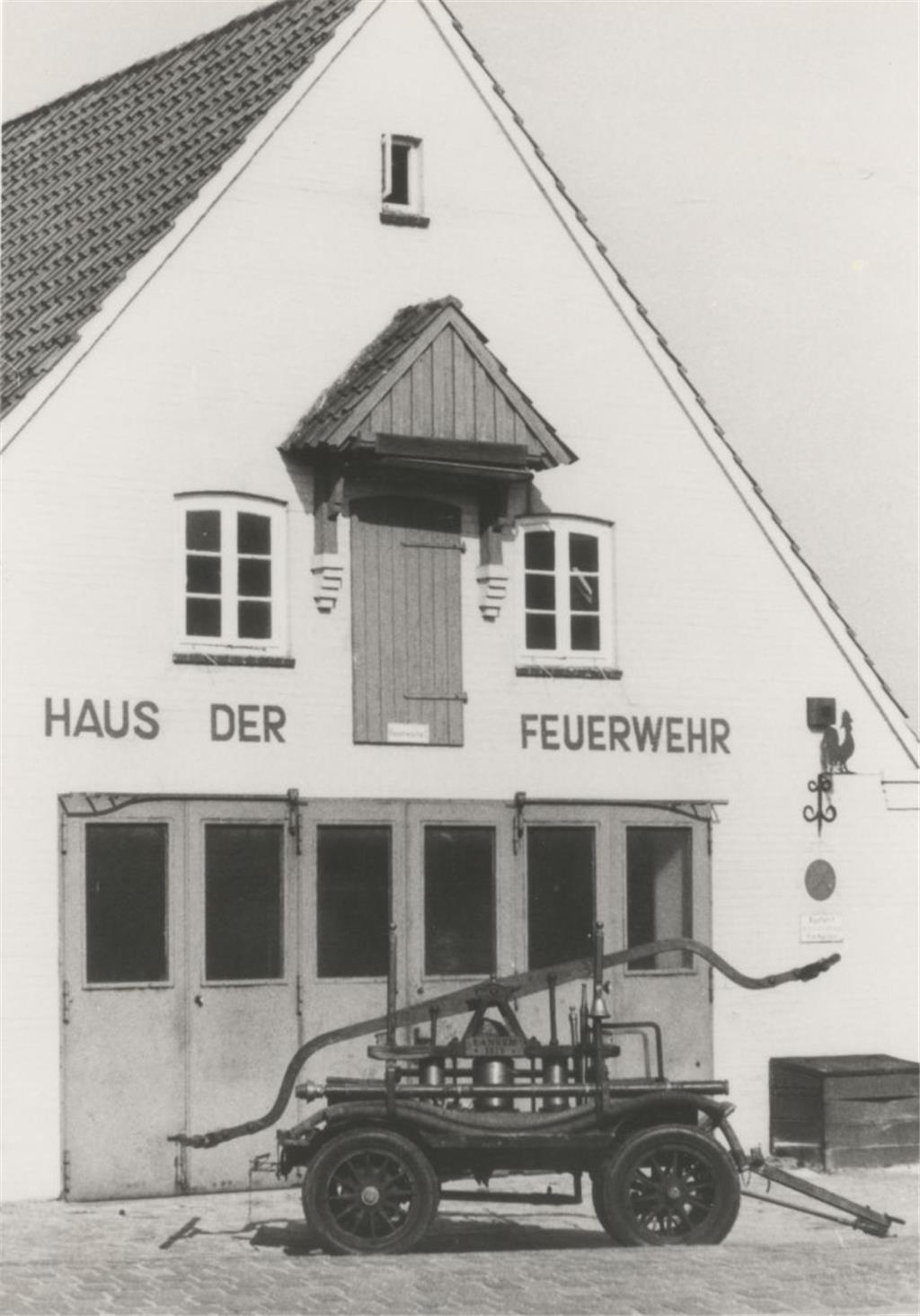 Das alte Feuerwehrhaus an der Sieverner Straße. Die Aufnahme stammt aus dem Jahr 1980. Heute befindet sich an dieser Stelle das Kinder- und Jugendzentrum.