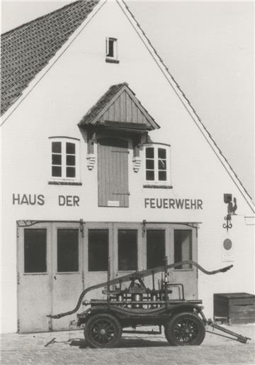 Das alte Feuerwehrhaus an der Sieverner Straße. Die Aufnahme stammt aus dem Jahr 1980. Heute befindet sich an dieser Stelle das Kinder- und Jugendzentrum.