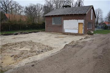 Das alte Feuerwehrhaus in Rhadereistedt soll mit einem Anbau zu einem modernen Dorfzentrum mit Gemeinschaftsraum werden. Doch die Arbeit ruht. Im Untergrund befindet sich eine unerwartete Torfschicht.   Nun muss das geplante Gebäude auf zwölf Pfählen gegründet werden. 