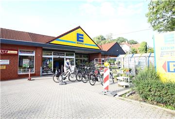 Das alte Gebäude des Edeka Ulken in Burhave könnte bereits im Sommer 2022 durch einen Neubau ersetzt werden.