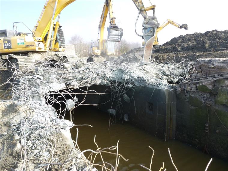 Altes Siel am Grauwall-Kanal verschwindet Das alte Siel im Deich ist verschwunden. Foto Malekaitis
