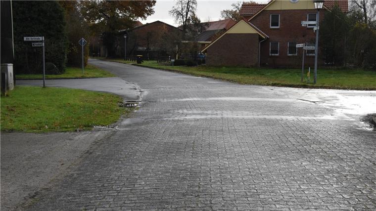 Diese Straßen in Rockstedt und Ostereistedt werden saniert Das alte Verbundsteinpflaster, hier auf der Rockstedter Straße in Ostereistedt, soll zukünftig mit Asphalt ersetzt werden. Für den Kreuzungsbereich Alte Dorfstraße/Schulstraße ist eine Querungshilfe angedacht.