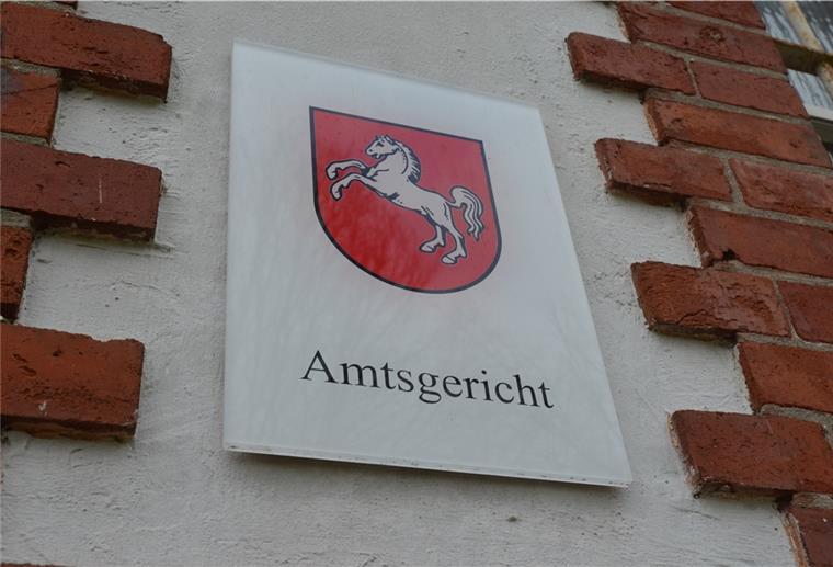 Hakenkreuze: Kurzer Prozess gegen Schülerin Das Amtsgericht Zeven hat das Verfahren gegen eine 18-jährige Schülerin eingestellt. Ihr war Sachbeschädigung vorgeworfen worden, weil sie Hakenkreuze übersprüht hat.