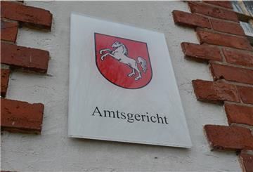 Das Amtsgericht Zeven hat das Verfahren gegen eine 18-jährige Schülerin eingestellt. Ihr war Sachbeschädigung vorgeworfen worden, weil sie Hakenkreuze übersprüht hat.