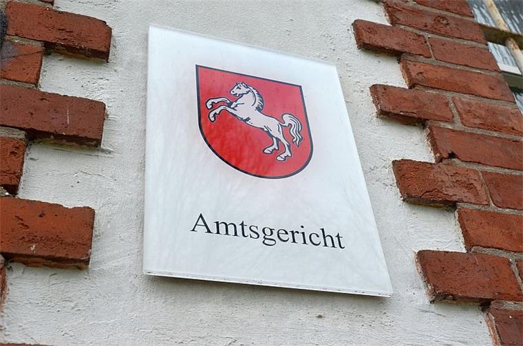 Das Amtsgericht Zeven hat zwei junge Männer verurteilt, die in Sittensen an einem Betrug beteiligt waren. Das Opfer, eine heute 70-Jährige, wurde um mehr als 17.000 Euro gebracht. 