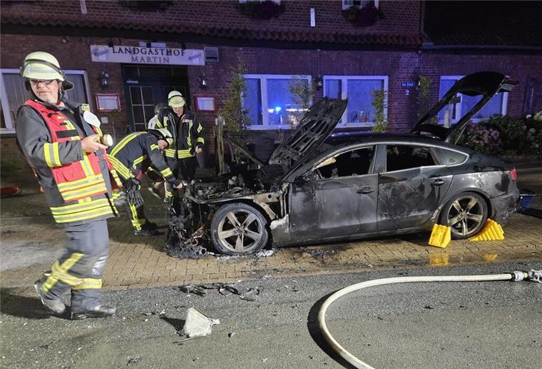 Betrunkener Randalierer wirft in Selsingen Molotowcocktail gegen Auto Das an der B 71 geparkte und vorsätzlich in Brand gesetzte Auto konnte nicht mehr rechtzeitig gelöscht werden.
