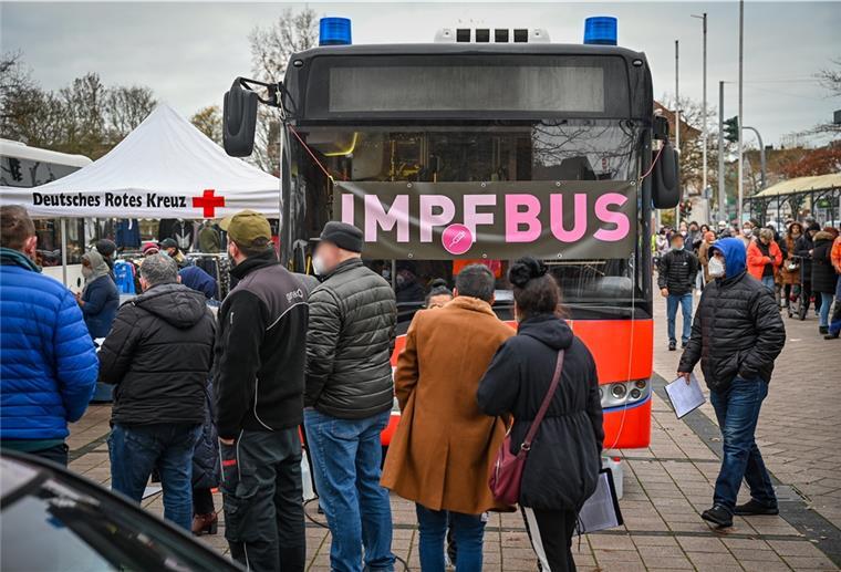 Bremerhaven setzt mehr Impfbusse ein Das Angebot durch die Impfbusse wird aufgestockt - der Ernst-Reuter-Platz ist eine von mehreren Stationen. Foto: Scheschonka