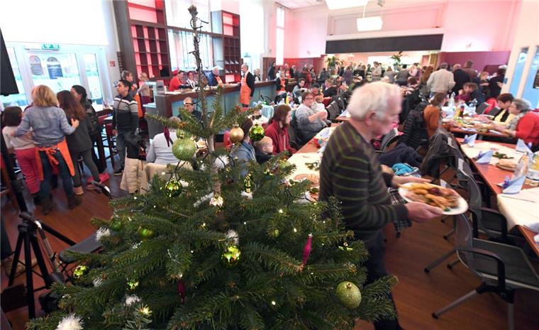 Bremerhaven: Auch 2018 gibt es ein Nikolaus-Essen für Bedürftige Das Angebot vom kostenlosen Nikolaus-Essen, wird jedes Jahr von hunderten Bedürftigen wahrgenommen.