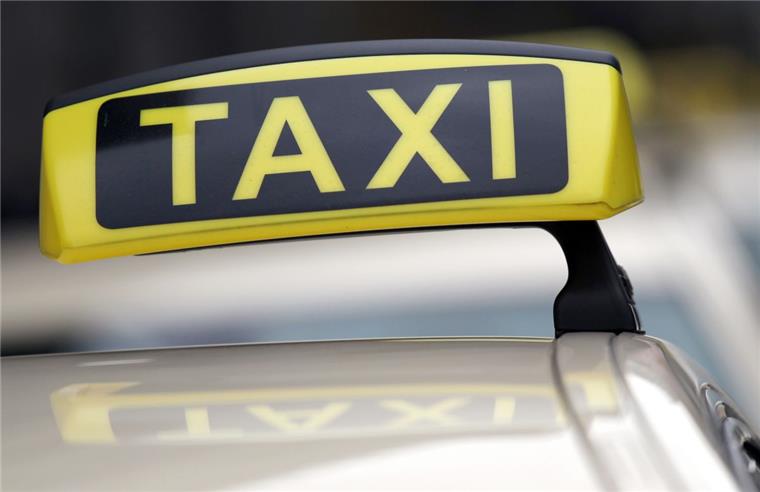 Erfolgsmodell AST: Ein Taxi im Linienverkehr Das Anruf-Sammeltaxi (AST) soll kleinere Ortschaften an den öffentlichen Personennahverkehr sowie an die Hauptorte anbinden.