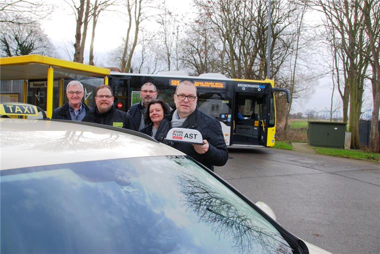 Das Anrufsammeltaxi kann ab sofort von Imsum auf die Reise gehen. Zielort ist Langen, um dort auszusteigen oder mit dem Bus weiterzufahren. Darüber freuen sich (von links): Ortsbürgermeister Günter Diekhoff, Taxi-Unternehmer Michael Brümmer, KVG-Verkehrsplaner Roman Prager, Dezernentin Gabi Kasten und Geestlands Bürgermeister Thorsten Krüger.