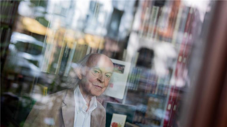 Wie ein Antiquar mit über 80 zum Tiktok-Phänomen wurde Das Antiquariat in Köln ist bis unter die Decke mit alten Büchern gefüllt.