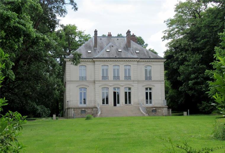 Lagerfeld-Villa bei Paris für rund 5 Millionen Euro verkauft Das Anwesen von Karl Lagerfeld vor den Toren von Paris wurde nur knapp über dem Schätzwert verkauft. (Archivbild)