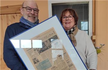 Dirk und Andrea Reske mit einem Anzeigen-Kollektiv zum Firmenstart vor 30 Jahren.