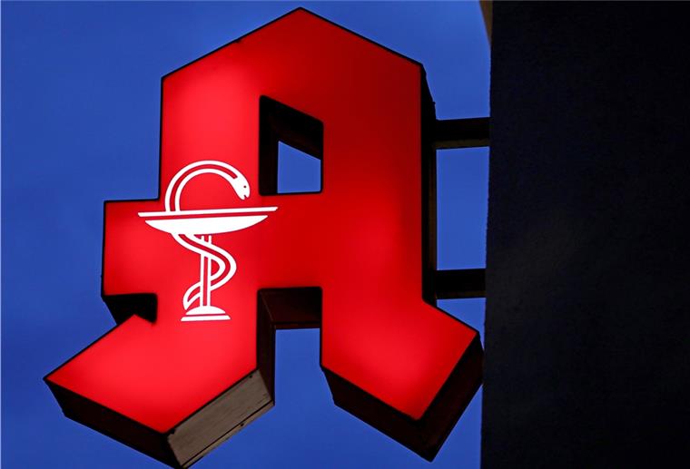 Cuxhaven: Trotz Quarantäne in die Apotheke Das Apotheken-Logo leuchtet an einer Apotheke.