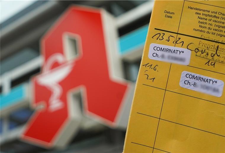 Apotheken in Bremerhaven beteiligen sich nicht an Corona-Impfungen ´Das Apotheken-Logo leuchtet an einer Apotheke. Foto: Oliver Berg/dpa