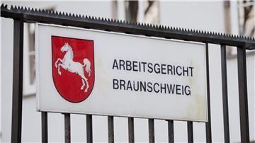 Das Arbeitsgericht Braunschweig muss in drei Wochen über die Klage gegen VW entscheiden. (Archivfoto)