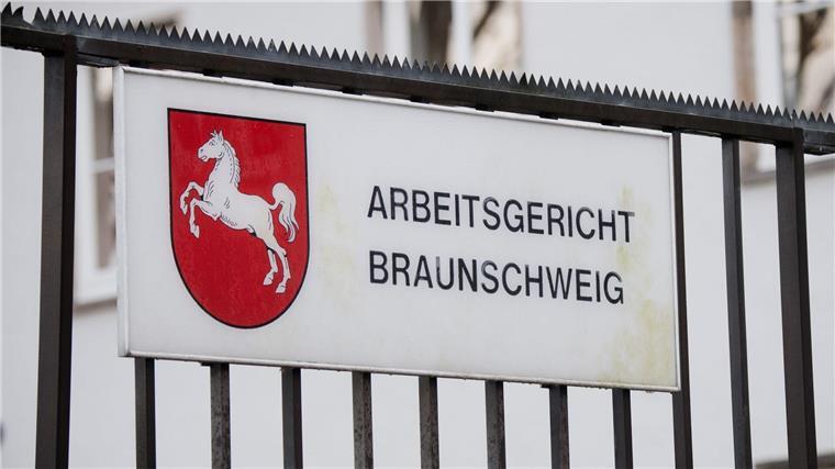 Das Arbeitsgericht Braunschweig muss noch über 75 weitere Klagen ehemaliger VW-Manager entscheiden. (Archivbild)
