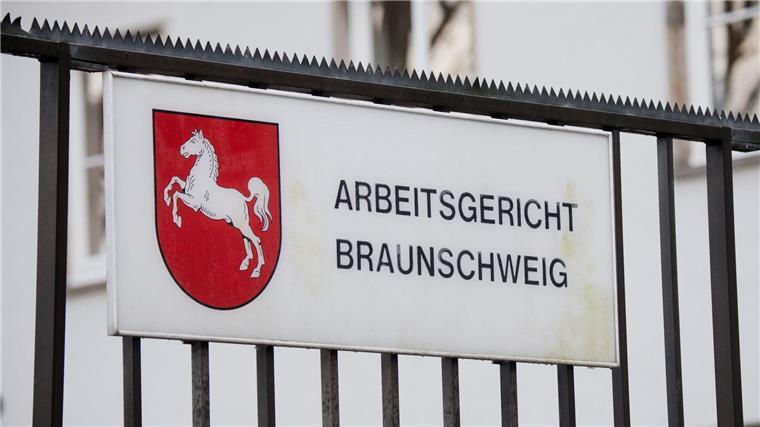 Das Arbeitsgericht Braunschweig muss über mehr als 100 Klagen ehemaliger VW-Führungskräfte gegen den Sparkurs des Autobauers entscheiden. (Archivbild)