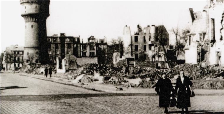 Bremerhaven: Katholische Kirchenglocken läuten 22 Minuten lang Das Archivbild zeigt das zerstörte Geestemünde.