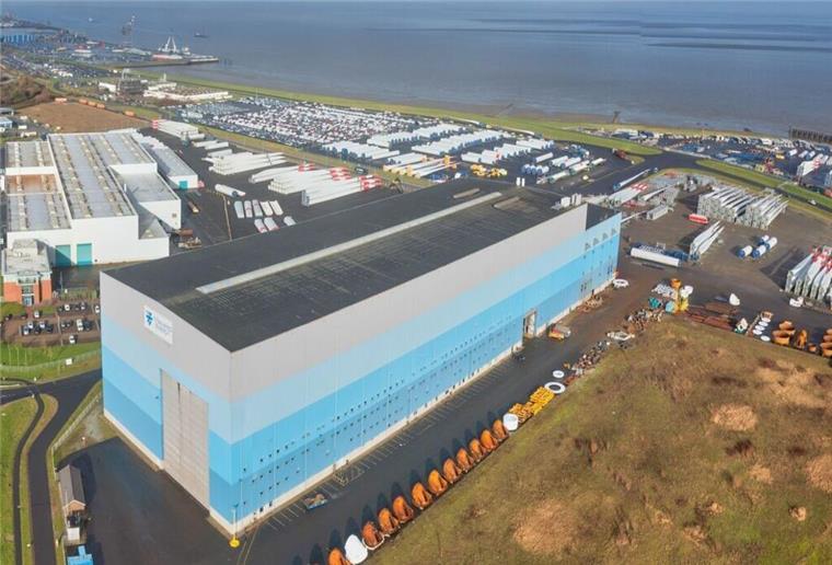 In Cuxhaven entstehen bald mehr als 600 neue Arbeitsplätze Das Areal der künftigen Produktionsstätte der Titan Wind Energy GmbH für den Bau von Monopiles im Cuxhavener Offshore-Hafen.