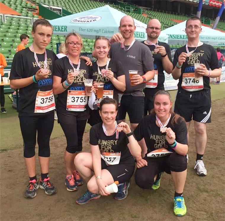 Sportstunde für Mitarbeiter Das Astro-Team mit Michael Klotzbier nach dem "B2run" Lauf in
Bremen.