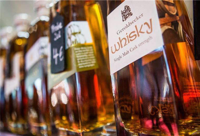 Ladendieb will 15 Flaschen Whisky stehlen - Verkäufer wehrt sich Whiskyflaschen