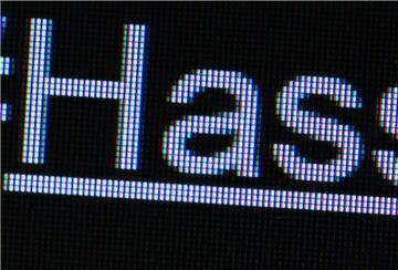 Das Auftreten in den sozialen Netzwerken gehört für Politikerinnen und Politiker längst zum Handwerk – doch oftmals schlagen ihnen dort auch massive Anfeindungen und Hass entgegen. 
