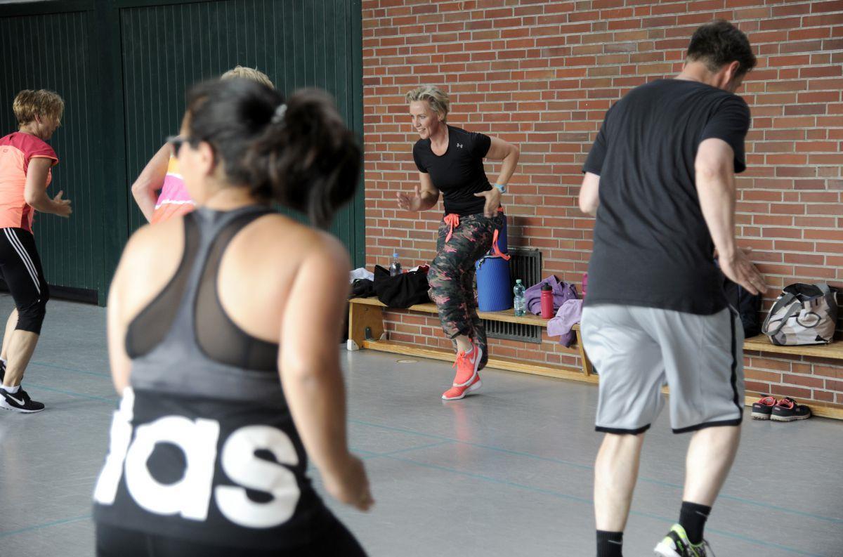 Das Aufwärmen darf beim Tabata nicht fehlen. "Um Kopf und Gelenke auf das Training vorzubereiten", sagt Übungsleiterin Martina Treusch (Mitte).