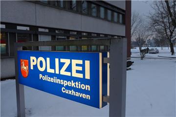 Das aus den 1980er Jahren stammende Hauptgebäude der Polizei Cuxhaven in der Werner-Kammann-Straße muss saniert werden. Auch ist es inzwischen deutlich zu klein für die Bedürfnisse der Inspektion. Die freie Fläche im Hintergrund hatte das Land für einen Erweiterungsbau vorgesehen. Der Boden ist aber stark belastet.  Foto Weiper