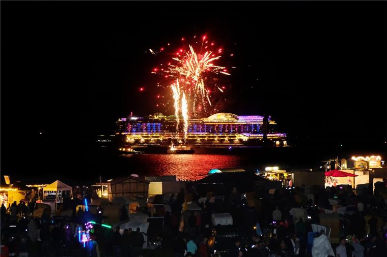 Das aus Hamburg kommende Kreuzfahrtschiff „Aida Prima“ sollte unbedingt die Kulisse für das Feuerwerk bilden und funkelte mit diesem um die Wette. Foto: Tonn