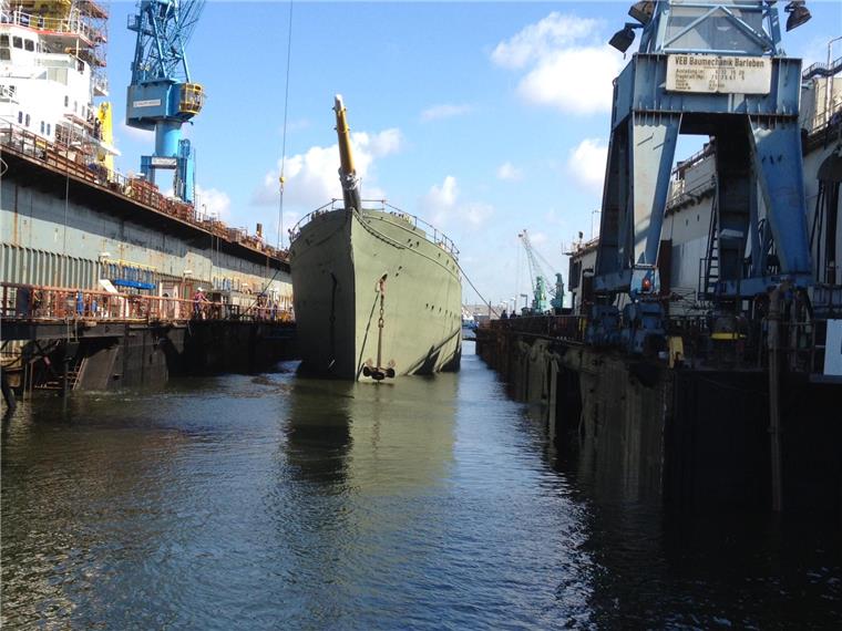Marineschulschiff "Gorch Fock" wieder im Wasser Das Ausdocken der "Gorch Fock" in Bremerhaven hat funktioniert.