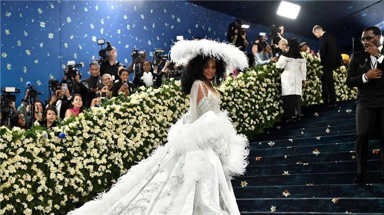 Das ausladende weiße Kleid mit Hut und Schleppe von Sängerin Diana Ross wog ihren Worten nach fast 30 Kilogramm.