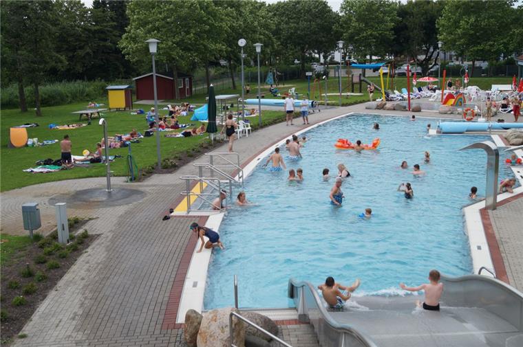 Das Außenbecken am Nordenhamer Störtebekerbad ist ab Sonnabend geöffnet.