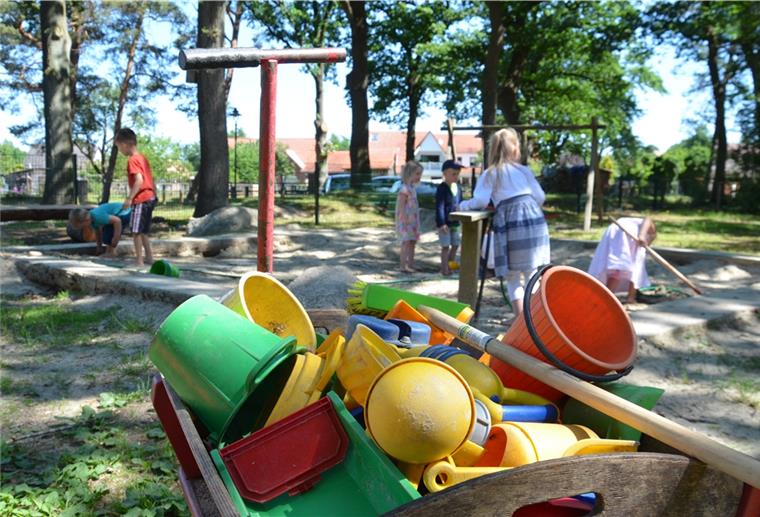 Gemeinde Breddorf erweitert ihren Kindergarten Spielplatz mit Geräten