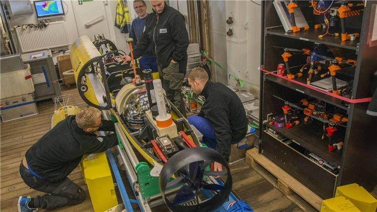 Das Aussetzen eines autonomes Unterwasserfahrzeugs (AUV, von engl. Autonomous Underwater Vehicle) wird vorbereitet.
