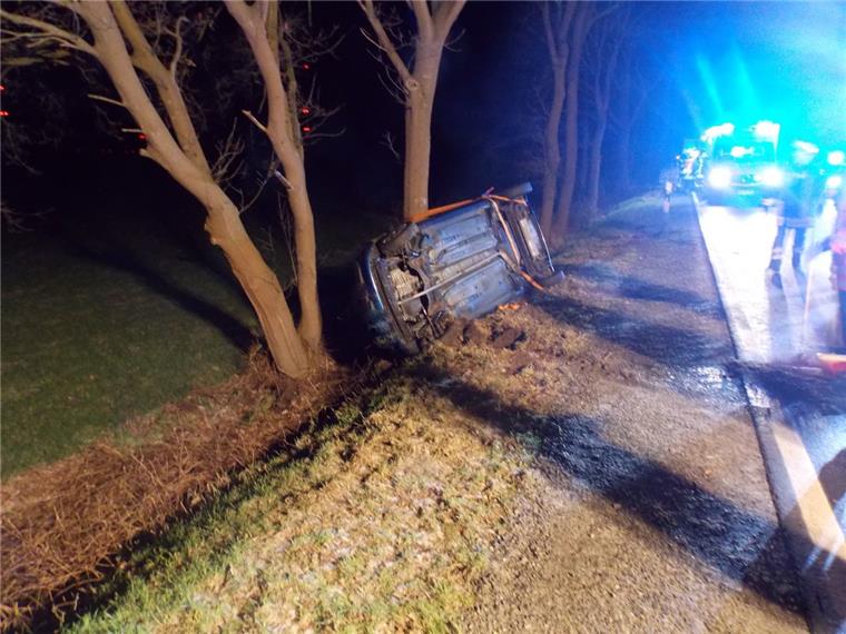 Fahranfängerin (18) prallt bei Meckelstedt gegen Baum Das Auto bleibt nach dem Unfall auf der Seite liegen.