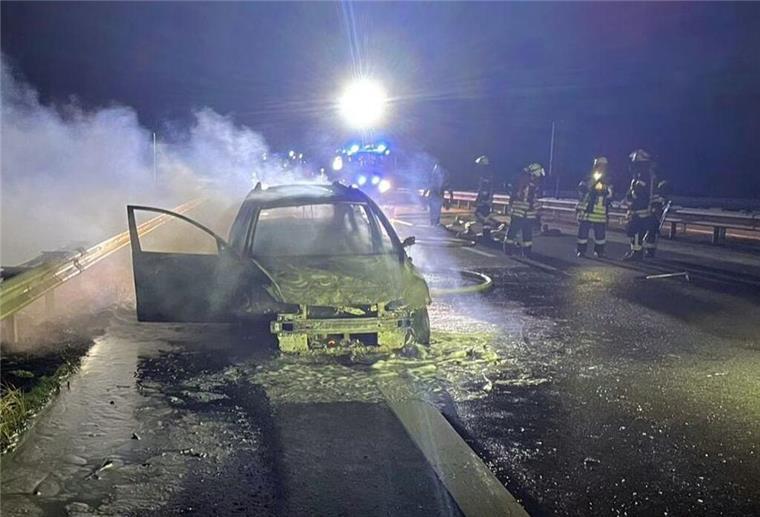 Das Auto brannte auf der A26 komplett aus.