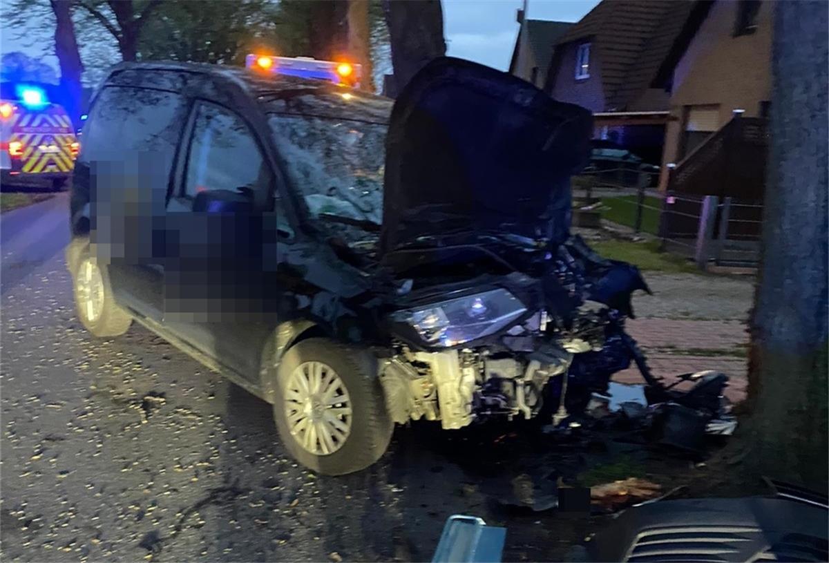 Debstedt: Auto prallt frontal gegen Baum Das Auto, das an der Bahnhofsallee in Debstedt gegen einen Baum geprallt ist, wurde dabei schwer beschädigt.