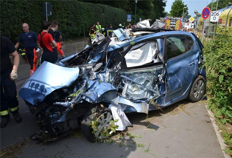 Agathenburg: Frau (76) fährt auf Gleise und wird von Zug erfasst Das Auto der 76-Jährigen wurde völlig zerstört.