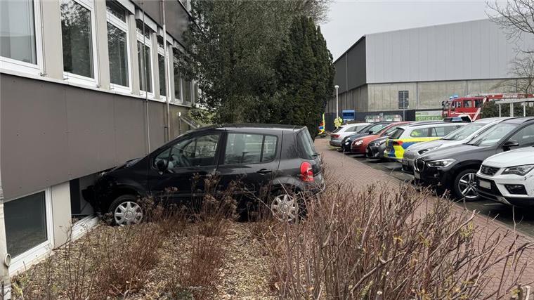 Seniorin (87) kracht mit Auto gegen Loxstedter Rathaus Das Auto der 87-Jährigen fuhr durch ein Beet gegen die Wand des Loxstedter Rathauses.